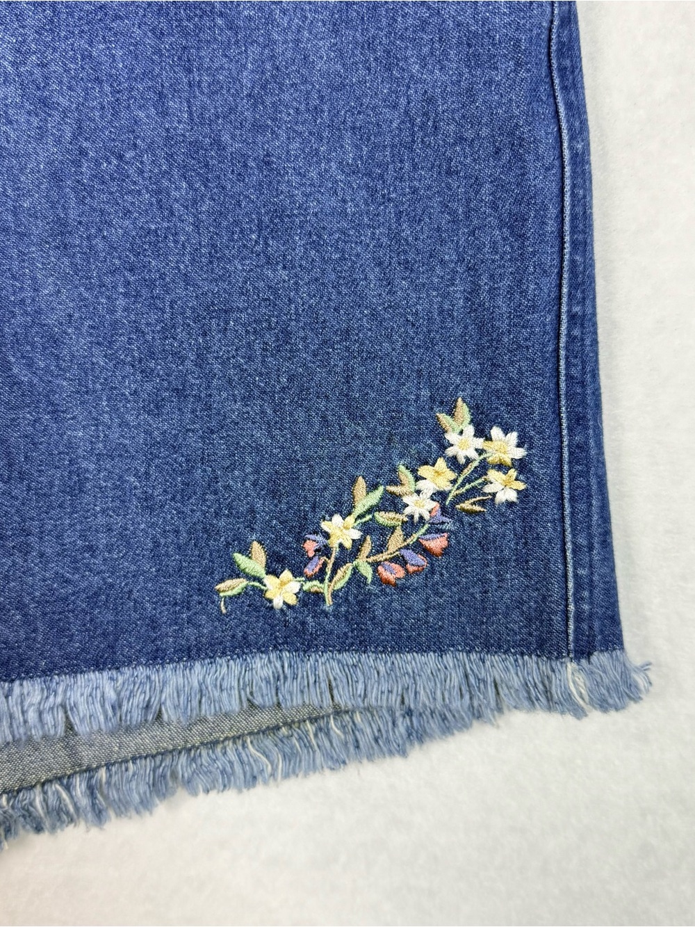 Vintage Floral Embroidered Denim Shorts Frayed Hem High Rise Cottagecore 12 - Picture 5 of 11